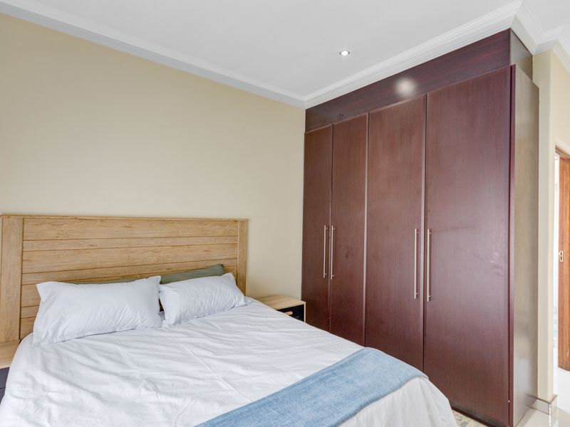 Stunning 6 bedroom home for rent in Heuwelsig Estate - Photo 7