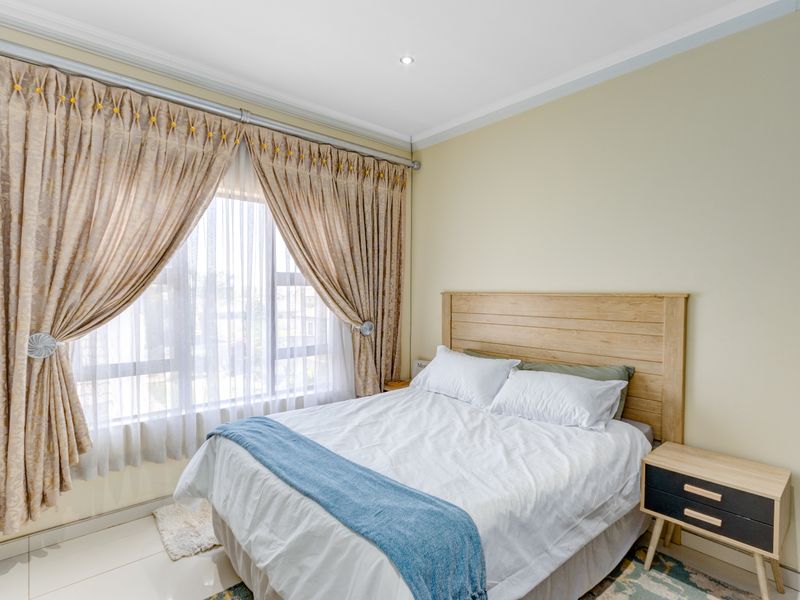 Stunning 6 bedroom home for rent in Heuwelsig Estate - Photo 6