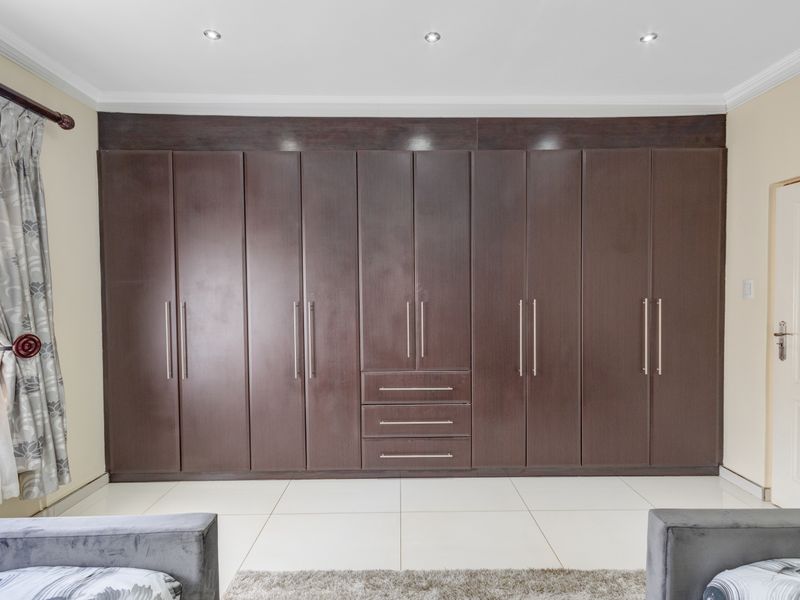 Stunning 6 bedroom home for rent in Heuwelsig Estate - Photo 4