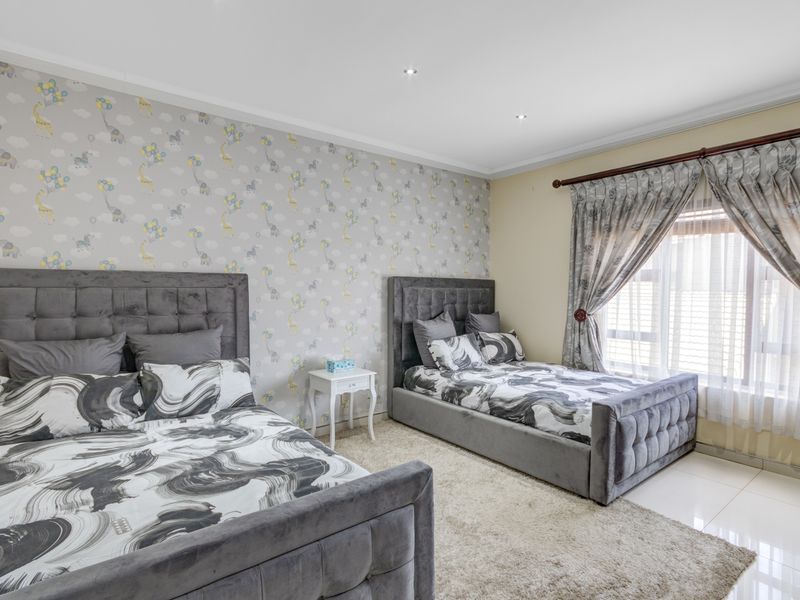 Stunning 6 bedroom home for rent in Heuwelsig Estate - Photo 3