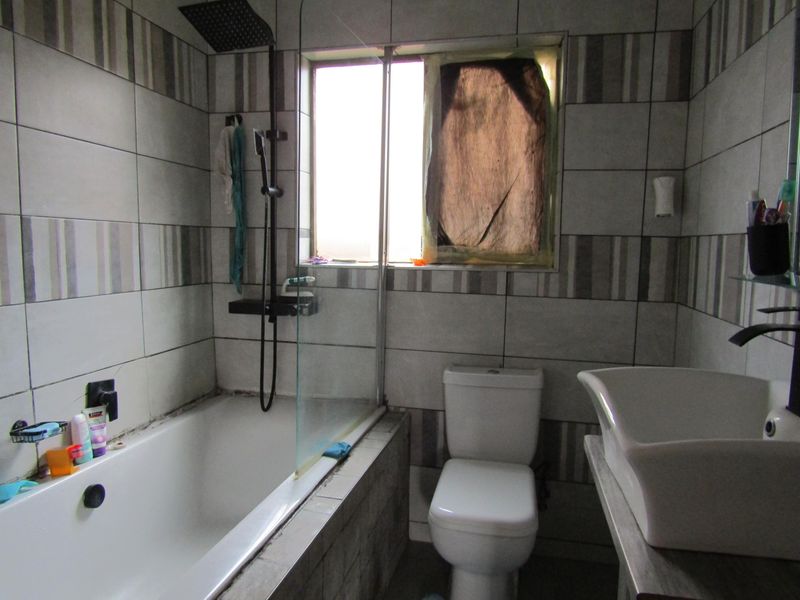 Apartment For Sale In Johannesburg - Photo 10