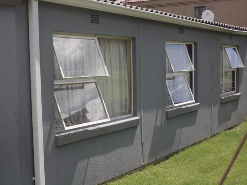 Three Bedroom Simplex For Sale in Naturena - Photo 9