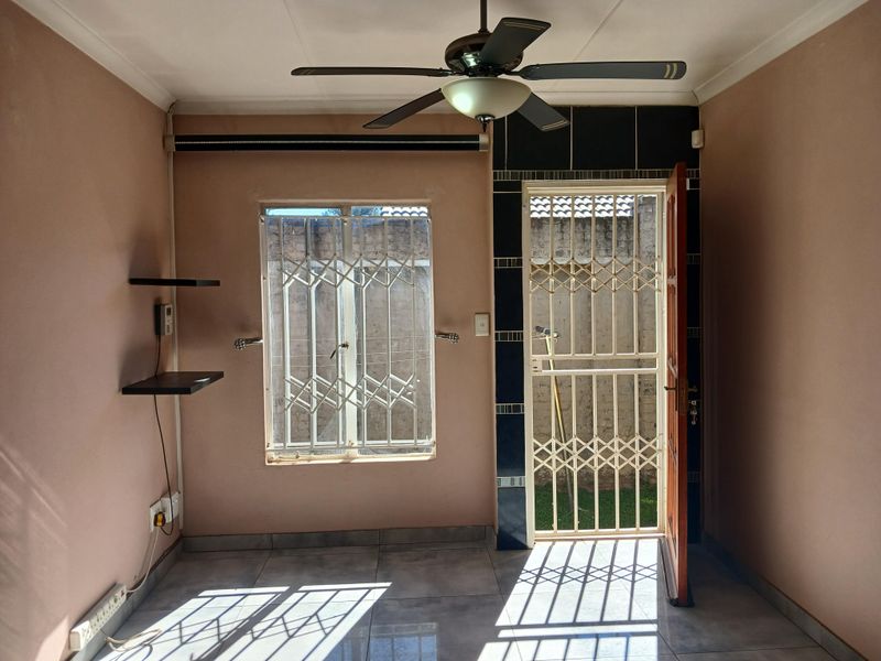 Charming 2-bedroom Freehold For sale in Bloubosrand, Randburg—ideal for comfortable living! - Photo 5