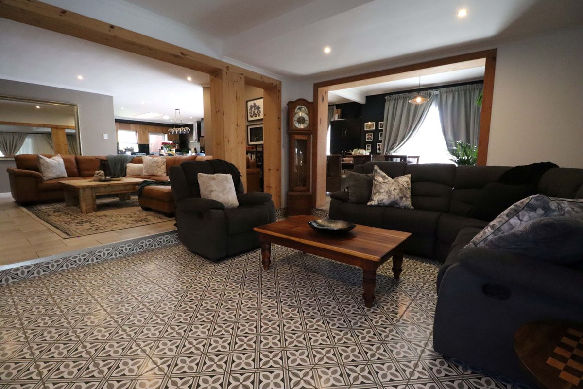 Freehold For Sale In Gqeberha - Photo 2