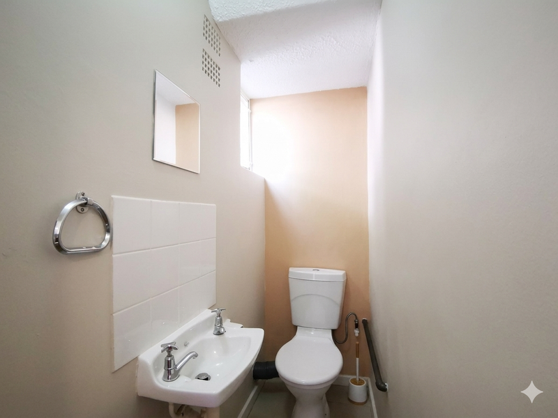 Neat and Tidy 2-Bedroom Townhouse with Private Garden - Lyndhurst - Photo 10