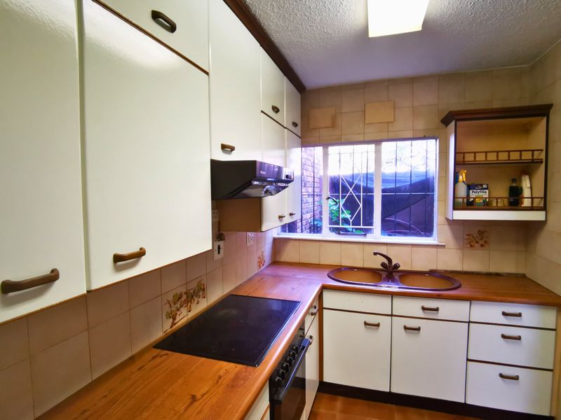 Neat and Tidy 2-Bedroom Townhouse with Private Garden - Lyndhurst - Photo 5