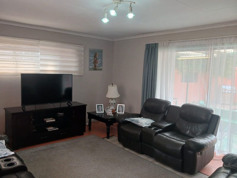 Spacious 5-bedroom house to let in Jukskei Park, Randburg—perfect for families seeking comfort! - Photo 3