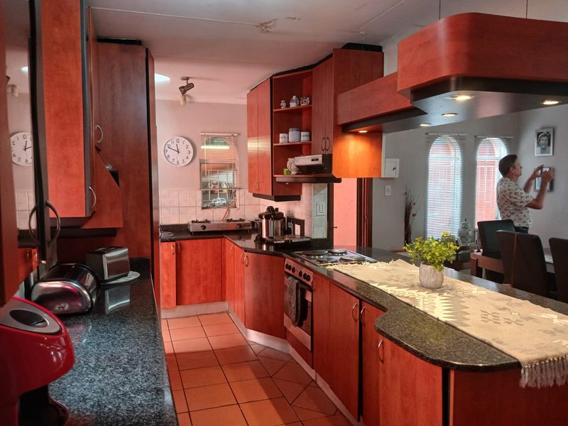 Spacious 5-bedroom house to let in Jukskei Park, Randburg—perfect for families seeking comfort! - Photo 5