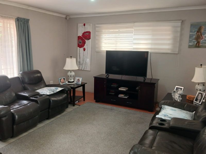 Spacious 5-bedroom house to let in Jukskei Park, Randburg—perfect for families seeking comfort! - Photo 4