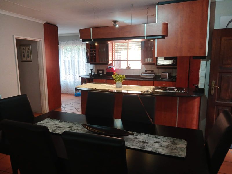 Spacious 5-bedroom house to let in Jukskei Park, Randburg—perfect for families seeking comfort! - Photo 6