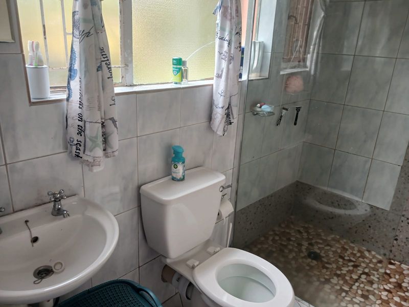 Spacious 5-bedroom house to let in Jukskei Park, Randburg—perfect for families seeking comfort! - Photo 9