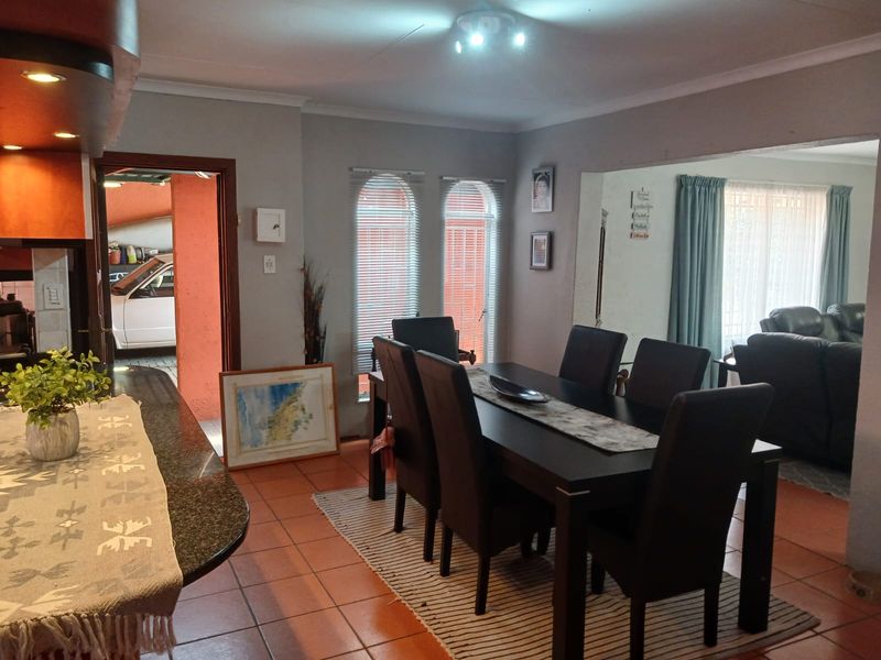 Spacious 5-bedroom house to let in Jukskei Park, Randburg—perfect for families seeking comfort! - Photo 2