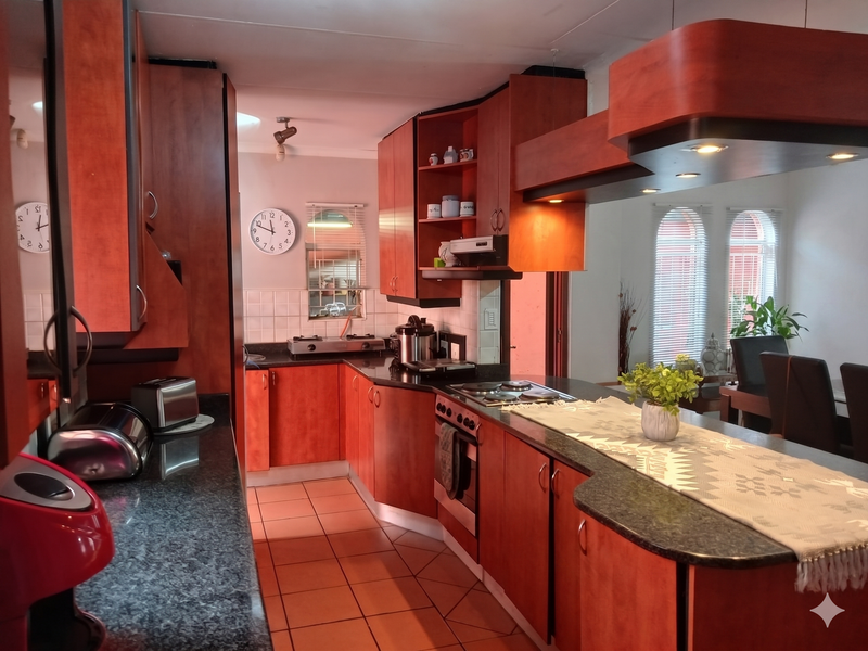 Spacious 5-bedroom house to let in Jukskei Park, Randburg—perfect for families seeking comfort! - Photo 2