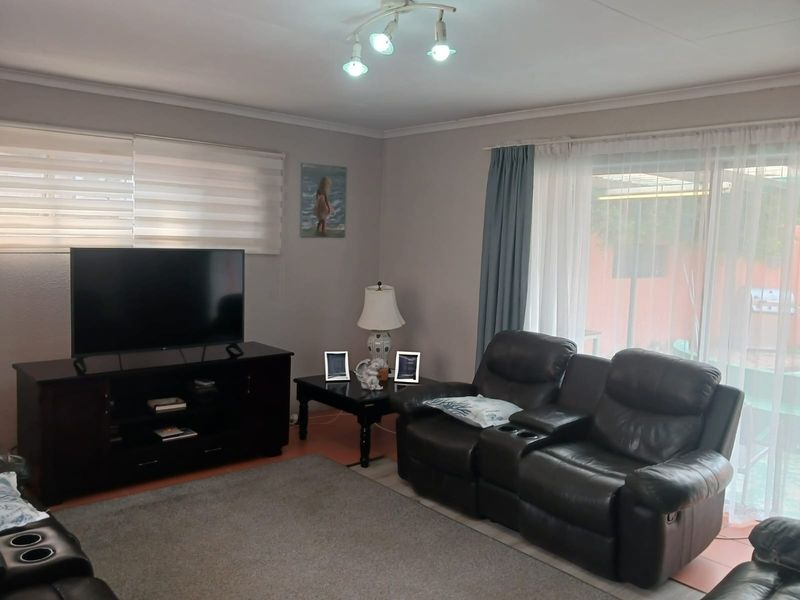 Spacious 5-bedroom house to let in Jukskei Park, Randburg—perfect for families seeking comfort! - Photo 5
