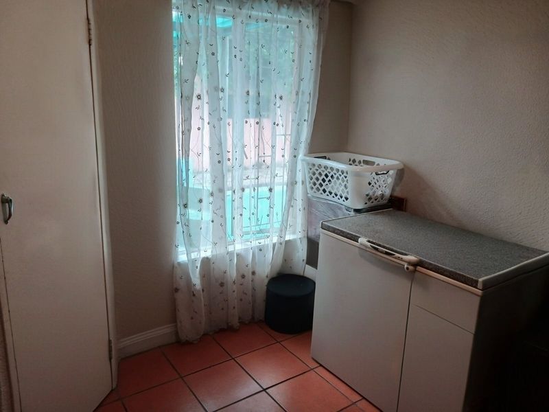 Spacious 5-bedroom house to let in Jukskei Park, Randburg—perfect for families seeking comfort! - Photo 9