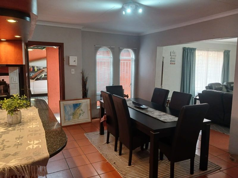 Spacious 5-bedroom house to let in Jukskei Park, Randburg—perfect for families seeking comfort! - Photo 3
