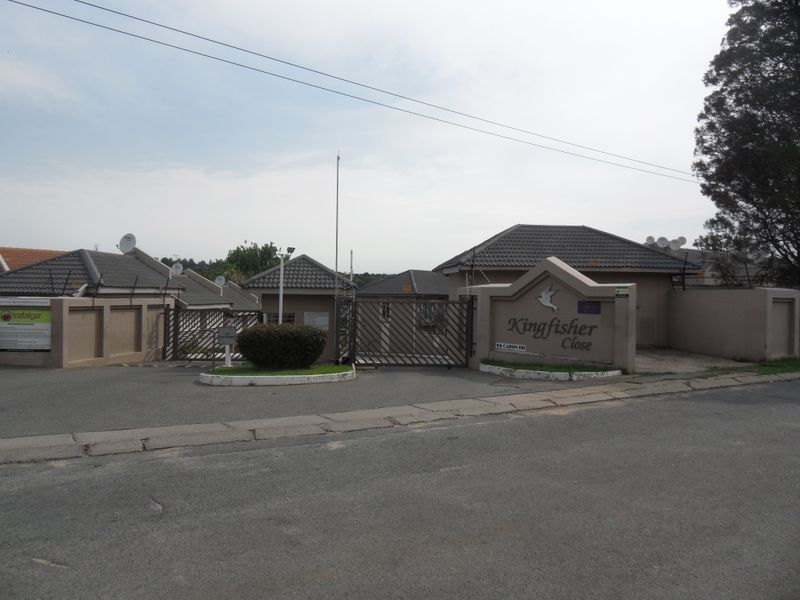 Townhouse For Rent - Photo 2