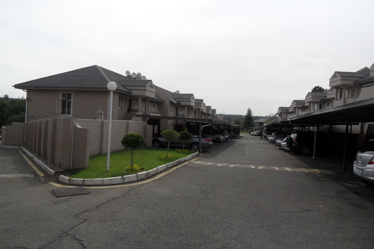 Townhouse For Rent - Photo 3