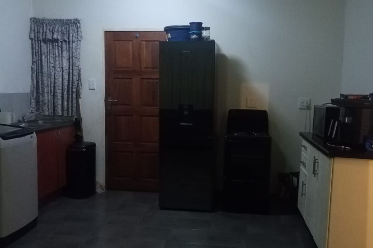 2 Bedrom house in ProteaGlen - Photo 3