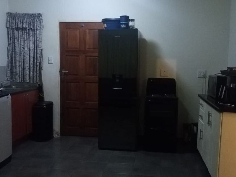 2 Bedrom house in ProteaGlen - Photo 3