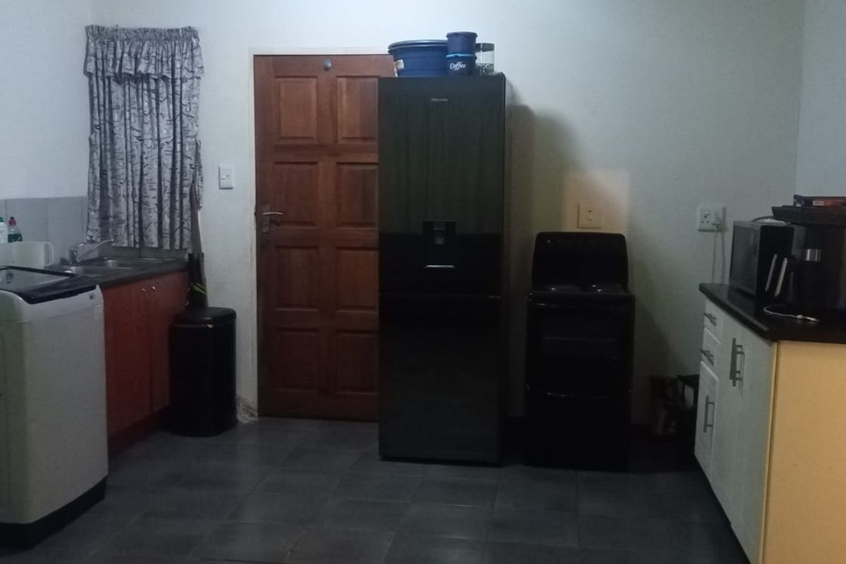 2 Bedrom house in ProteaGlen - Photo 2