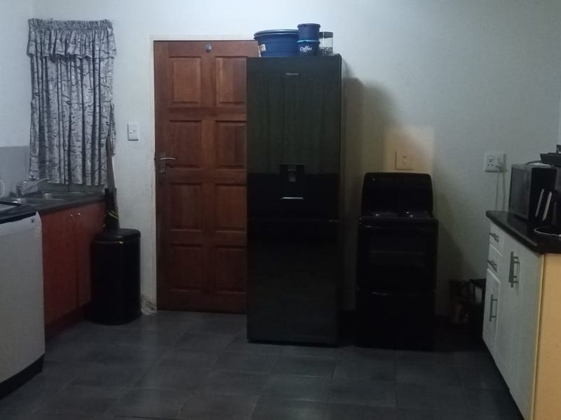 2 Bedrom house in ProteaGlen - Photo 2