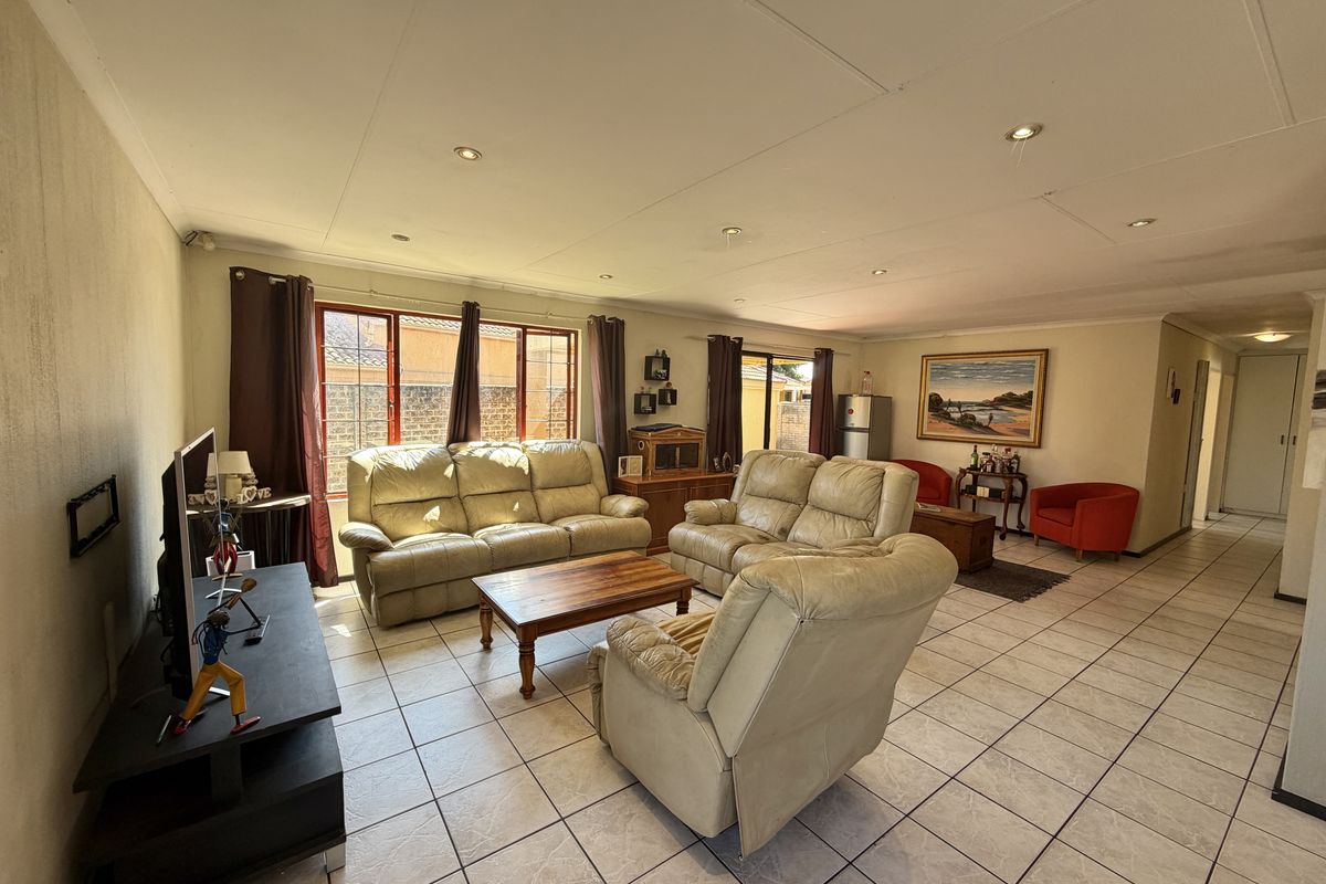 Discover the hidden potential of this exceptional property in the highly sought after Barbeque Downs - Photo 3