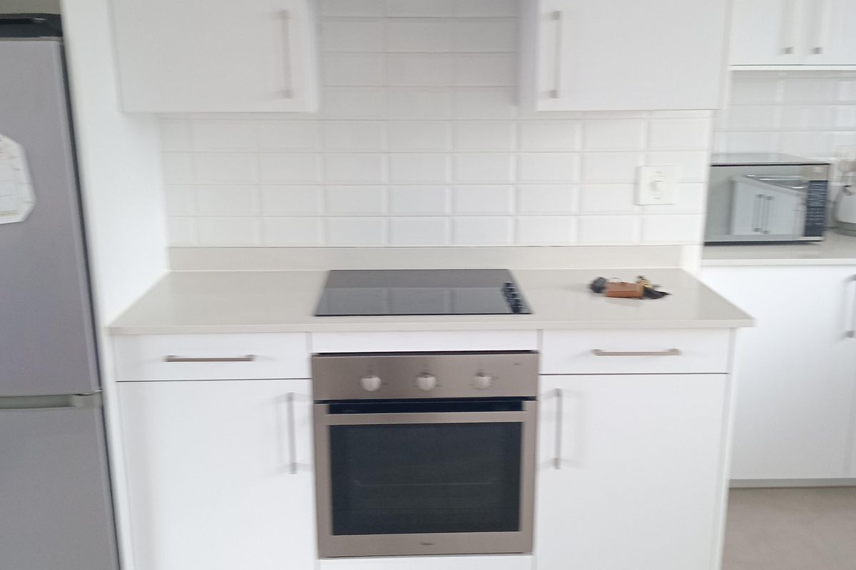 Furnished Secure 2 bedroom 1.5 bathroom apartment. - Photo 3