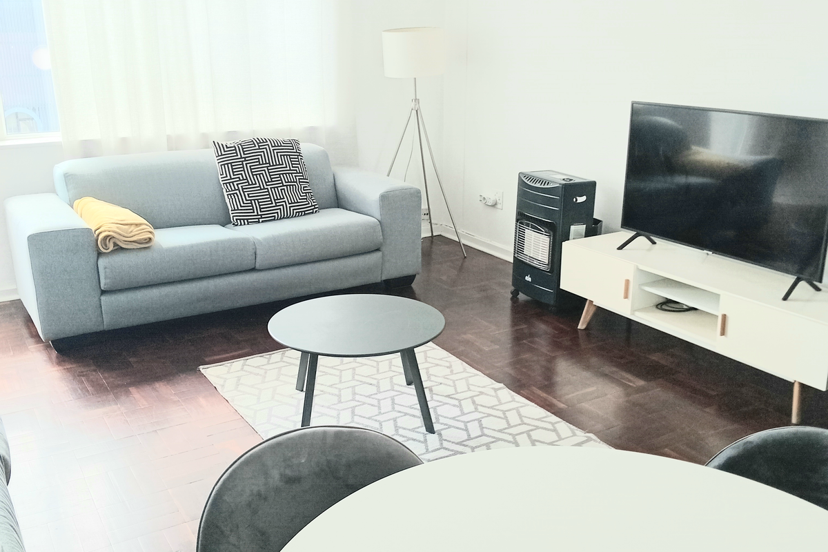 Furnished Secure 2 bedroom 1.5 bathroom apartment. - Photo 2