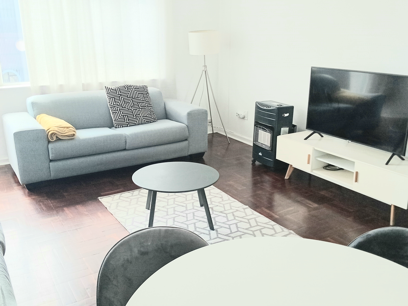 Furnished Secure 2 bedroom 1.5 bathroom apartment. - Photo 2