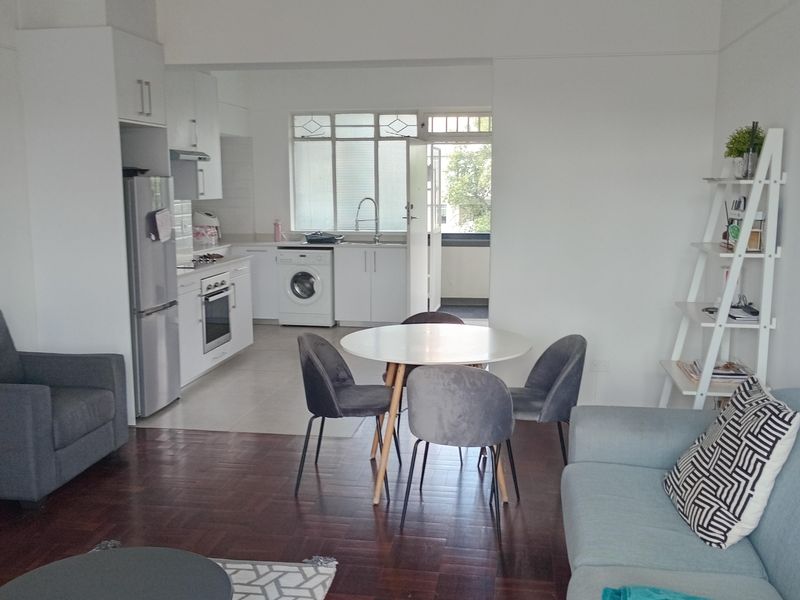 Furnished Secure 2 bedroom 1.5 bathroom apartment. - Photo 6