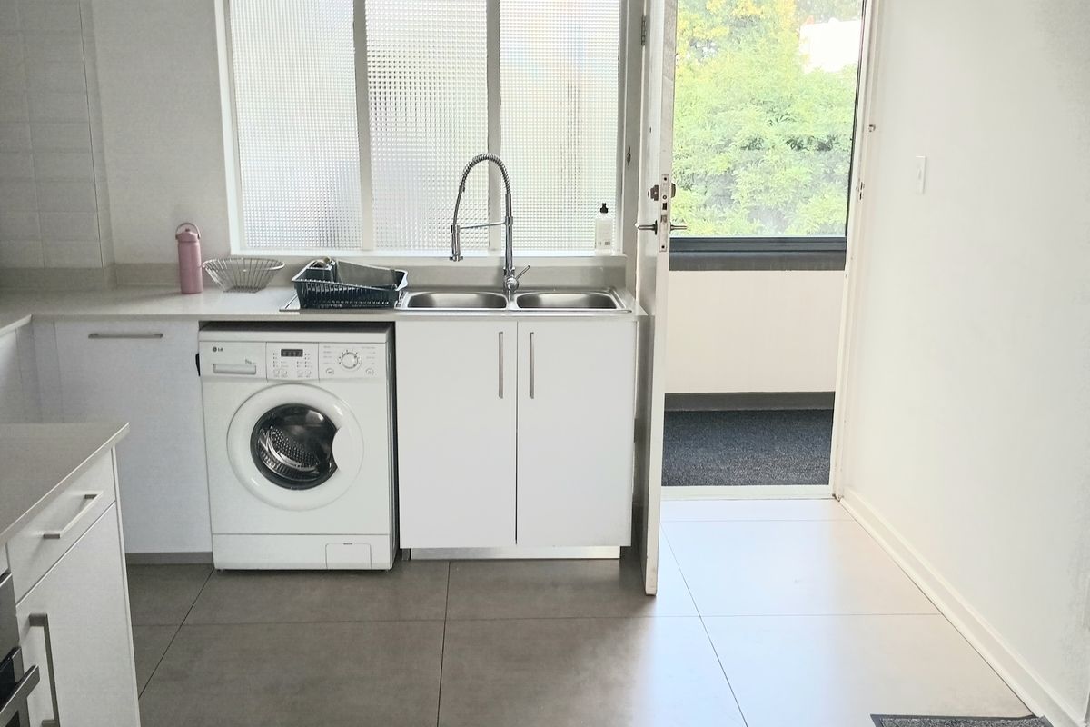 Furnished Secure 2 bedroom 1.5 bathroom apartment. - Photo 4