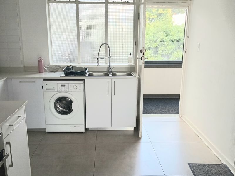 Furnished Secure 2 bedroom 1.5 bathroom apartment. - Photo 4