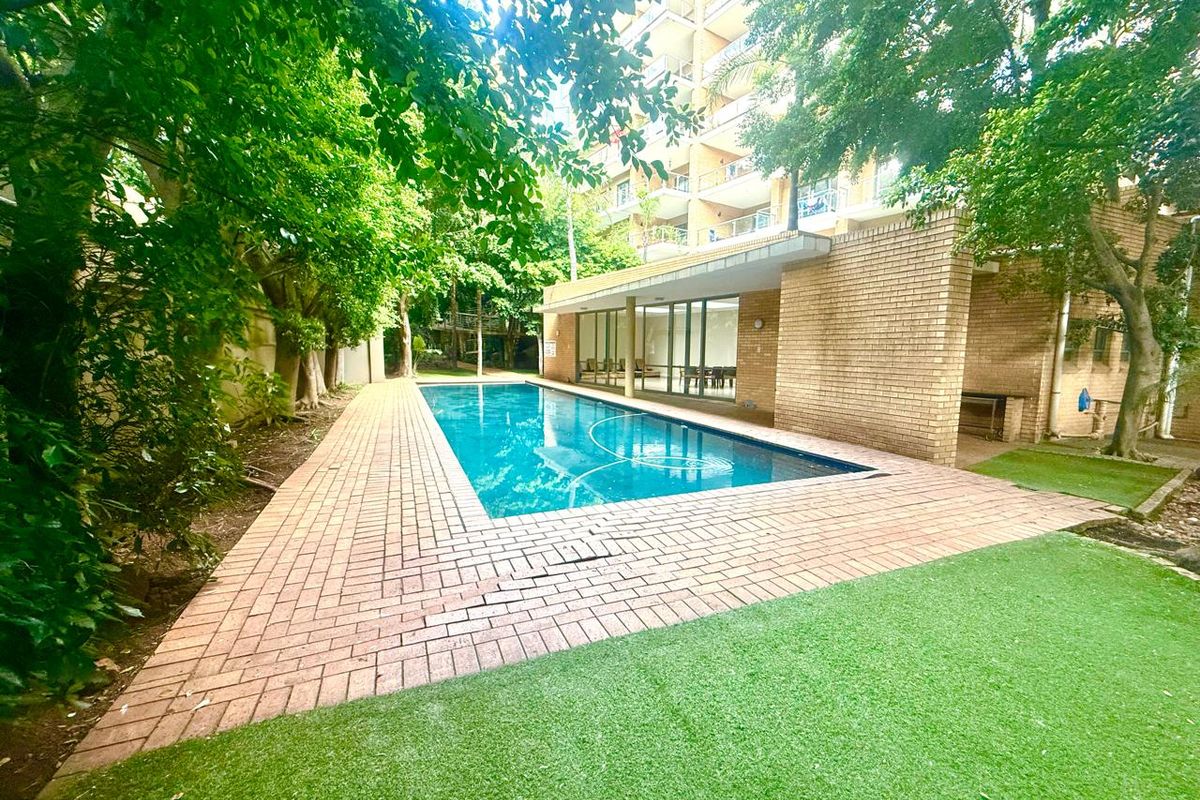 3 Beds - 3 Baths - Unfurnished Apartment is a perfect lock-up and go - in very secure building - Photo 3