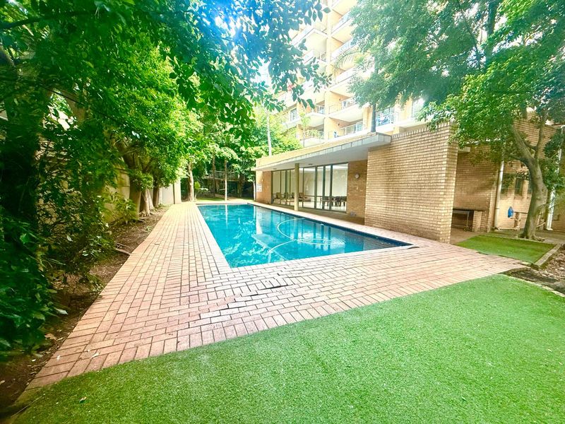 3 Beds - 3 Baths - Unfurnished Apartment is a perfect lock-up and go - in very secure building - Photo 3