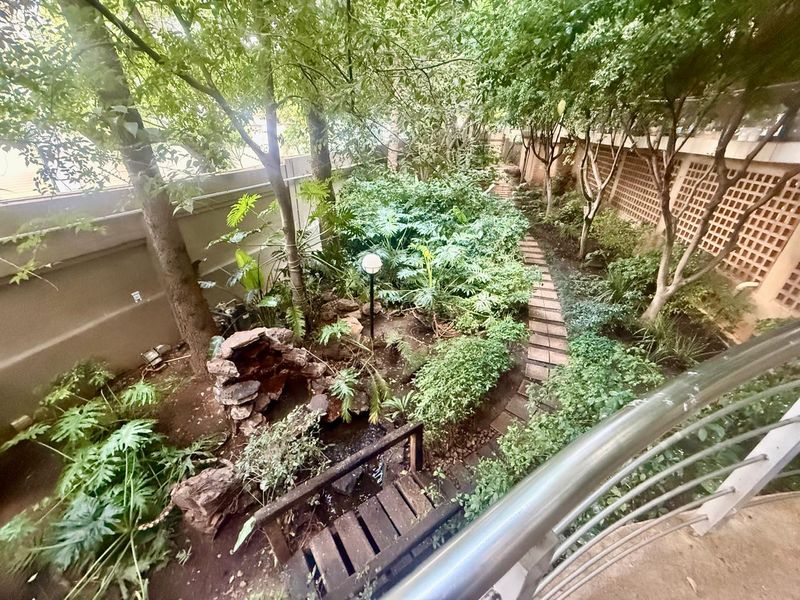 3 Beds - 3 Baths - Unfurnished Apartment is a perfect lock-up and go - in very secure building - Photo 4