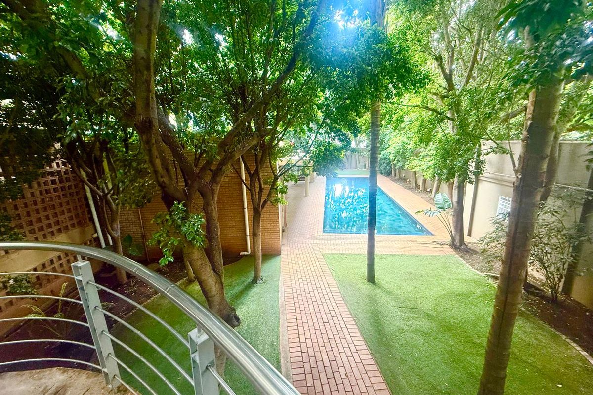3 Beds - 3 Baths - Fully Renovated Apartment is a perfect lock-up and go - Photo 3