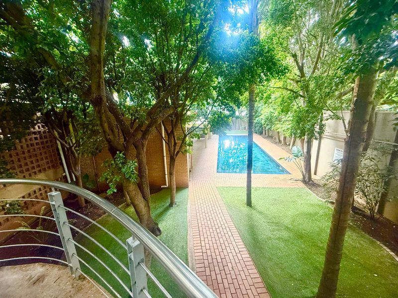 3 Beds - 3 Baths - Fully Renovated Apartment is a perfect lock-up and go - Photo 3