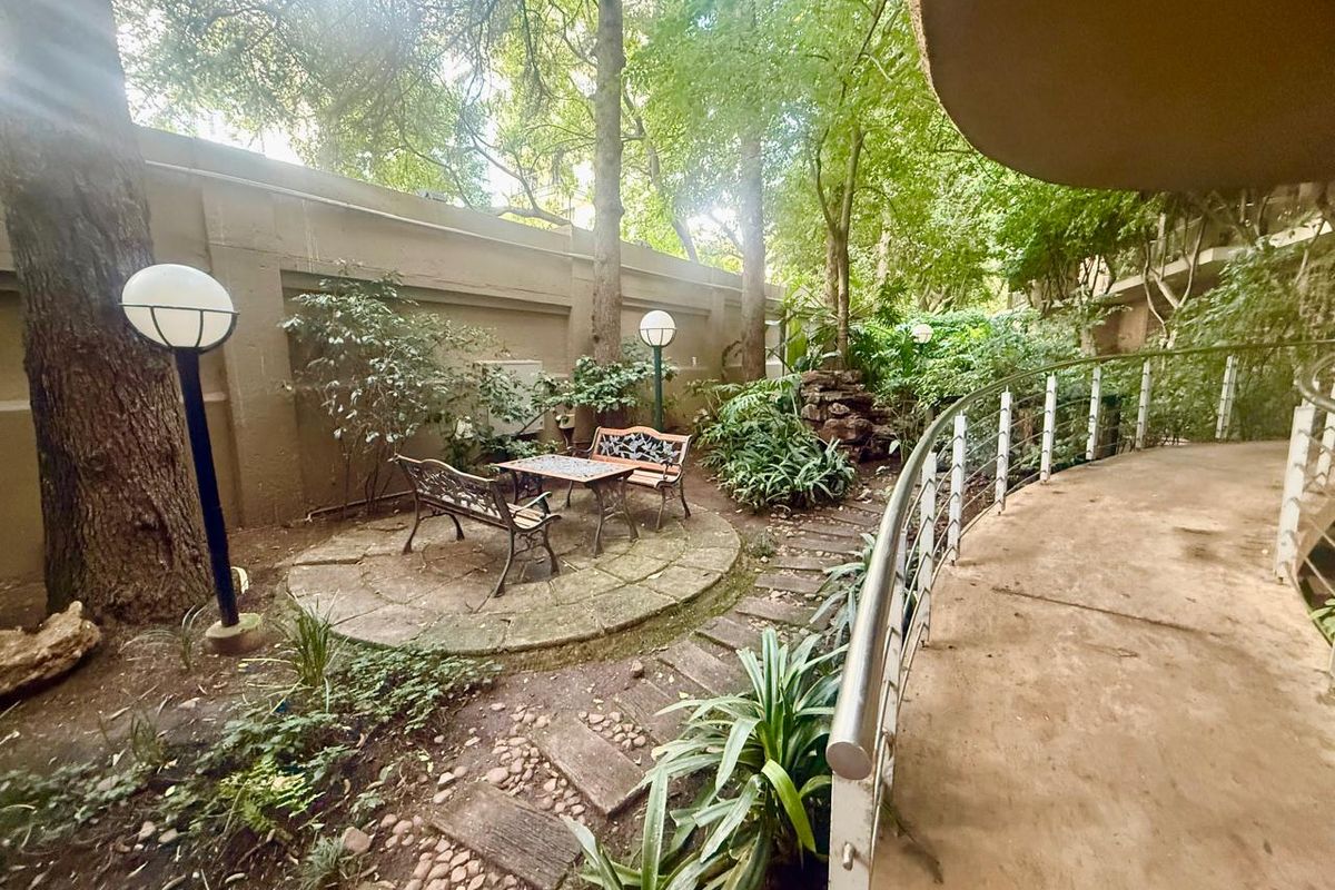 3 Beds - 3 Baths - Unfurnished Apartment is a perfect lock-up and go - in very secure building - Photo 2