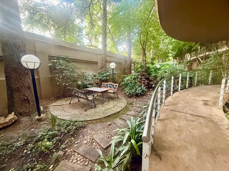 3 Beds - 3 Baths - Unfurnished Apartment is a perfect lock-up and go - in very secure building - Photo 2