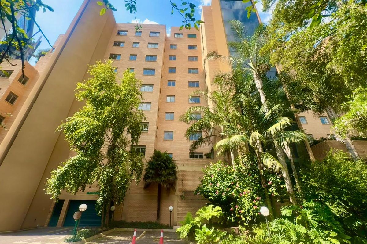 3 Beds - 3 Baths - Unfurnished Apartment is a perfect lock-up and go - in very secure building - Photo 5