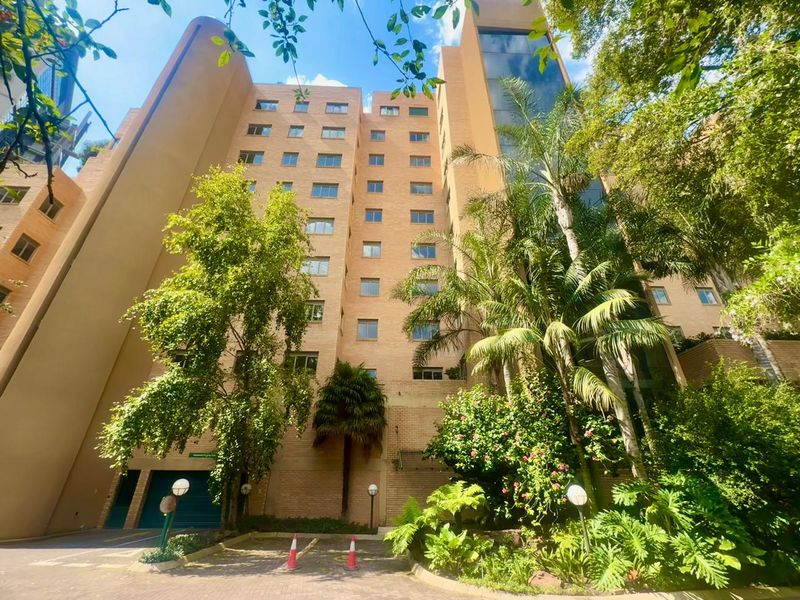 3 Beds - 3 Baths - Unfurnished Apartment is a perfect lock-up and go - in very secure building - Photo 5