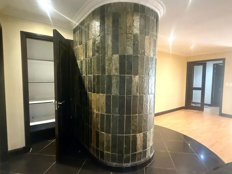 3 Beds - 3 Baths - Unfurnished Apartment is a perfect lock-up and go - in very secure building - Photo 9