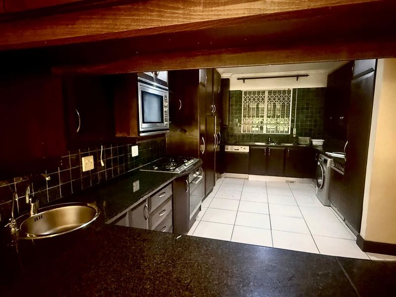 3 Beds - 3 Baths - Unfurnished Apartment is a perfect lock-up and go - in very secure building - Photo 7