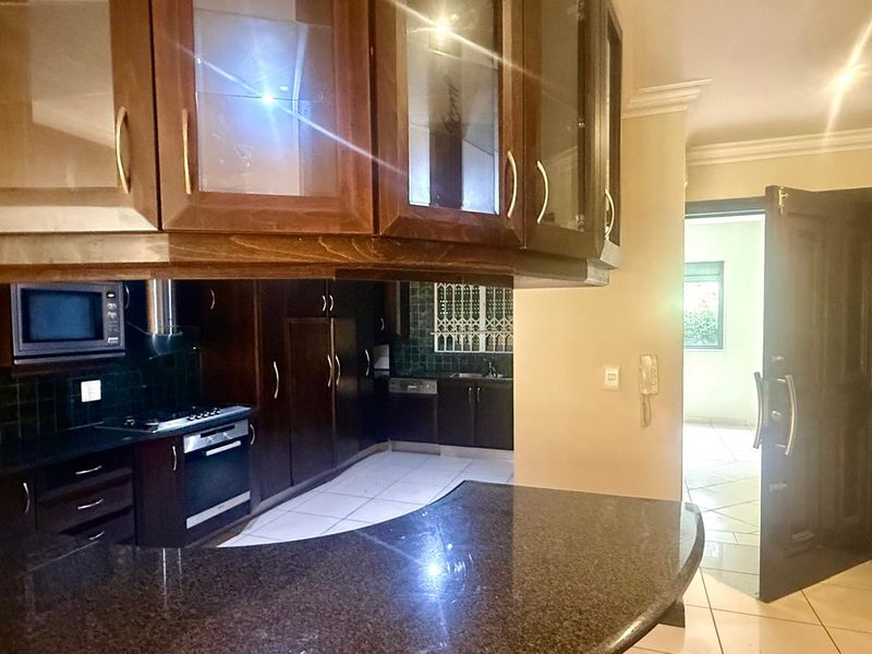 3 Beds - 3 Baths - Unfurnished Apartment is a perfect lock-up and go - in very secure building - Photo 6