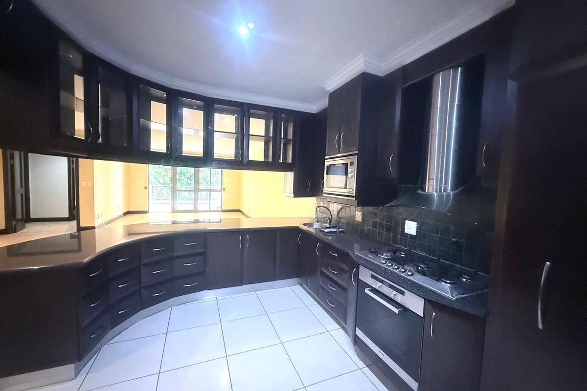 3 Beds - 3 Baths - Fully Renovated Apartment is a perfect lock-up and go - Photo 5