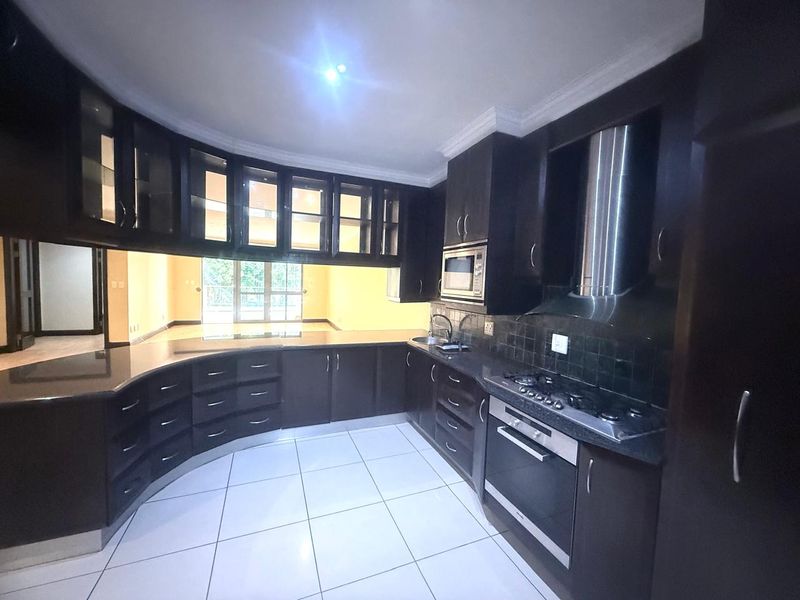 3 Beds - 3 Baths - Fully Renovated Apartment is a perfect lock-up and go - Photo 5