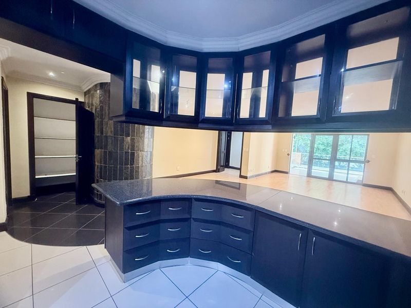 3 Beds - 3 Baths - Fully Renovated Apartment is a perfect lock-up and go - Photo 6