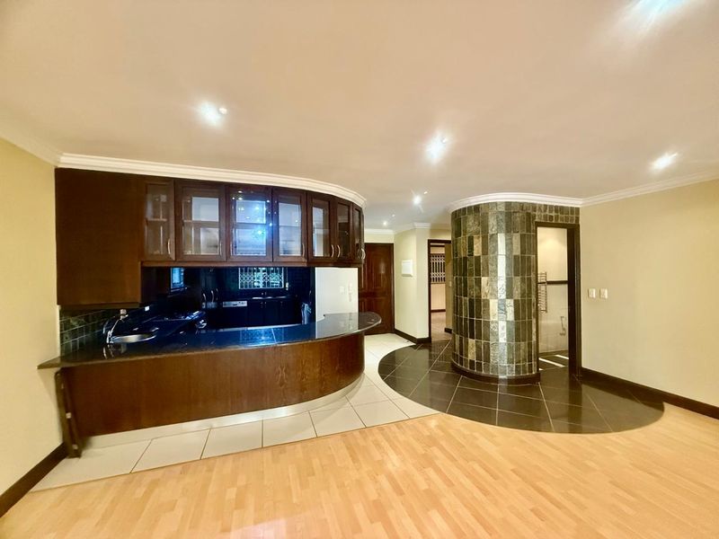 3 Beds - 3 Baths - Fully Renovated Apartment is a perfect lock-up and go - Photo 8