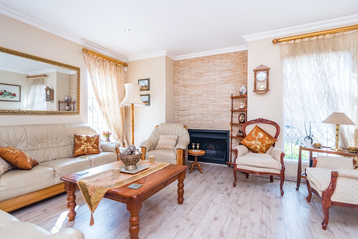On Auction - Ultimate 4 Bed Luxury Meets Off-Grid Peace of Mind in Ferndale - Photo 3